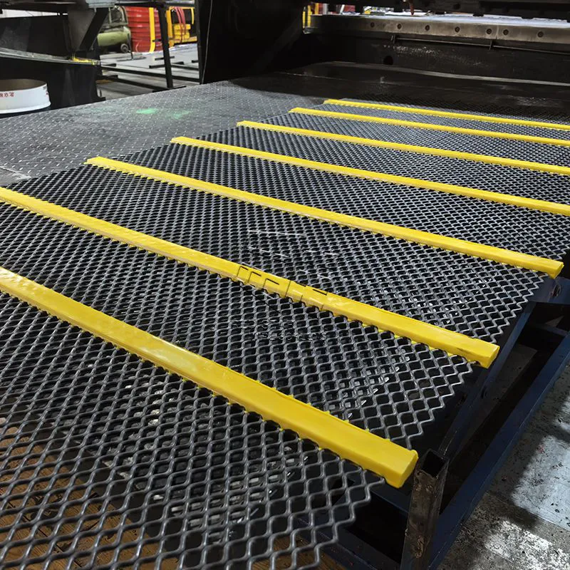 Self-Cleaning Diamond Aperture Screen with Fixed Polyurethane Strips