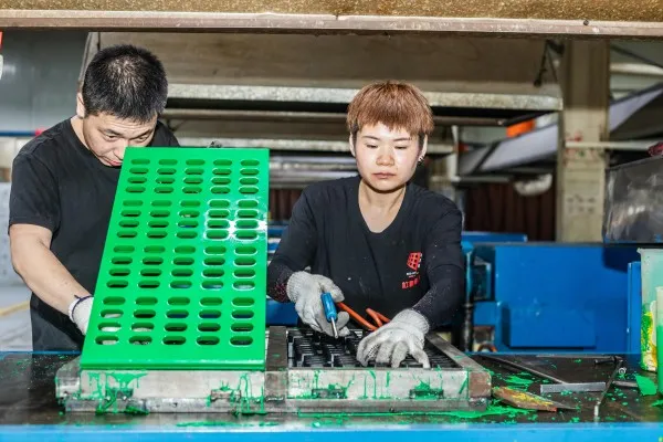 Screen plate demoulding