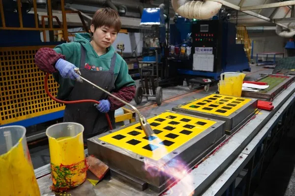 Vacuum pouring and degassing